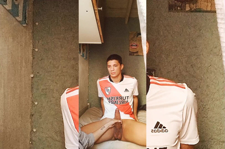 Argentine Soccer Player Fucks a Brunette Big Ass (Tunenitovergon)