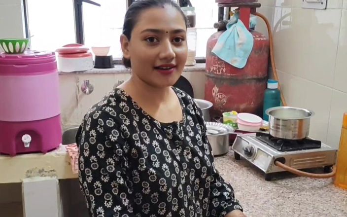 Khushboobhabi: 她正在把一个锤子插入她的阴户