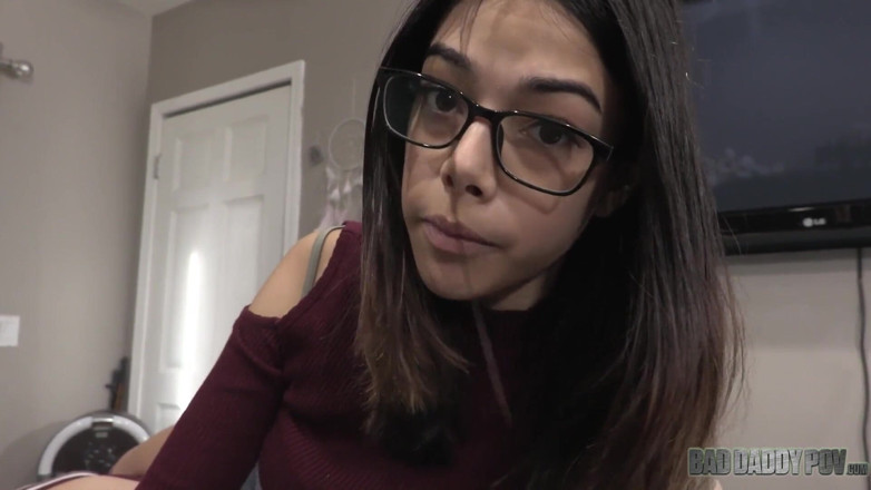 BadStepFamilyPov: Păroasa Harmony Wonder este distrusă de tatăl ei vitreg