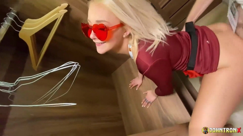 John Tron X: Johntronx - showgirl rubia super caliente me folla en el armario