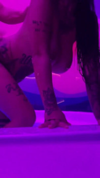 Une MILF tatouée vide la bite de son demi-frère dans un sauna