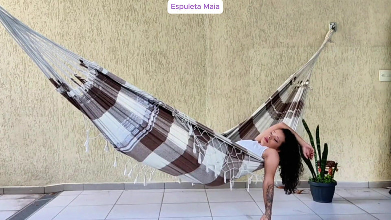 Espuleta: Sexy brunetka se předvádí na dvorku a masturbuje v houpací...