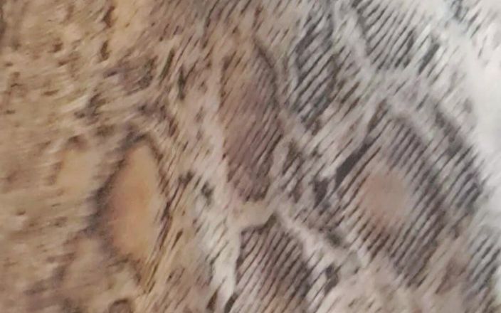 Mommy big hairy pussy: Fără chiloți sub rochie