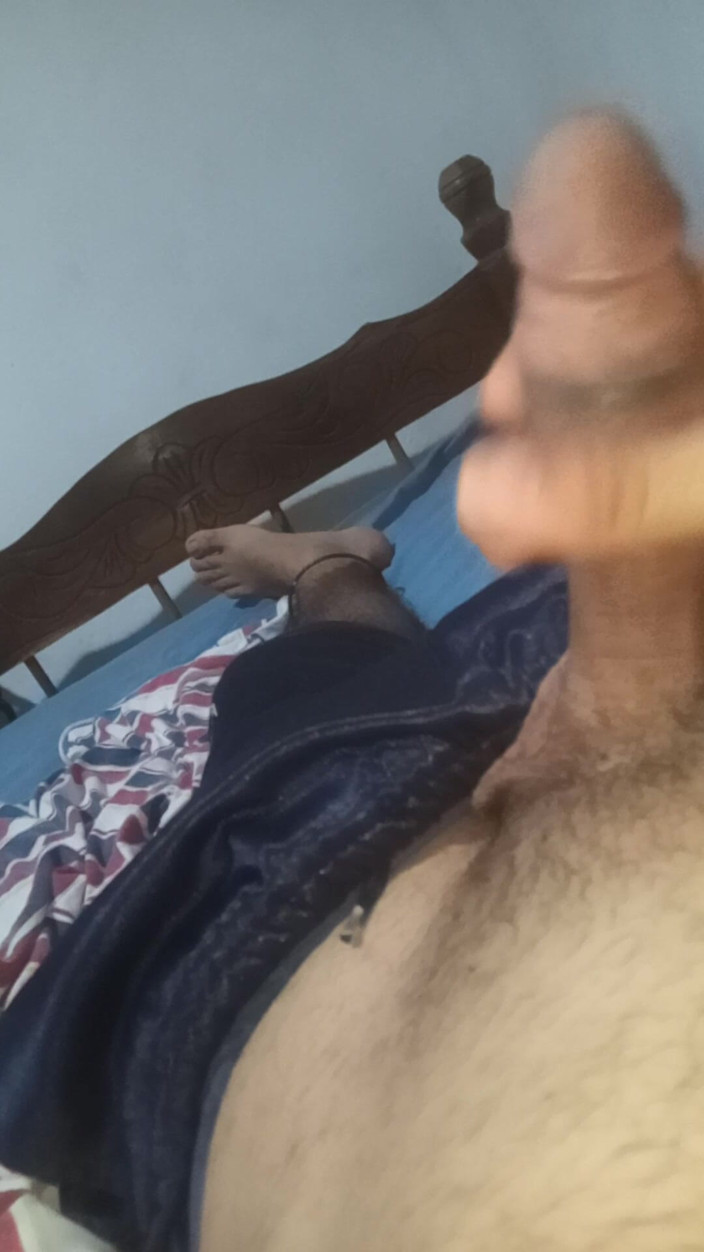 Cute boy jerks off: Un jeune homme se stresse avec un dans sa chambre...
