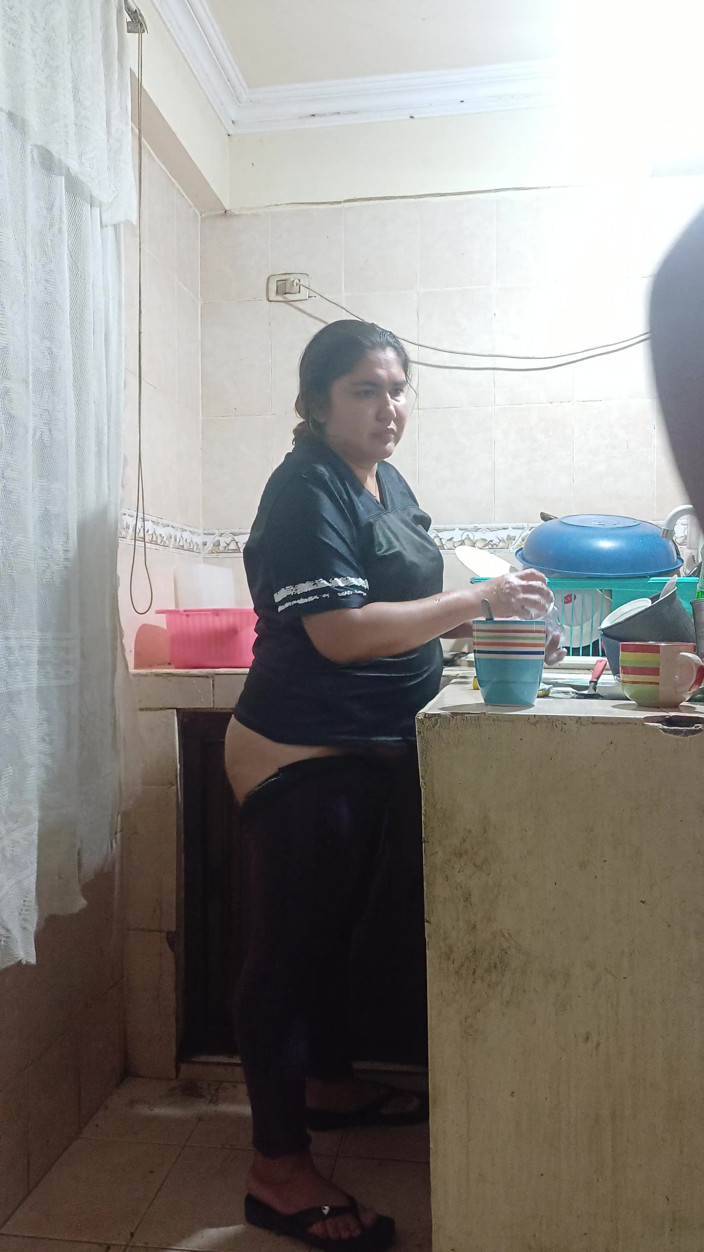 Eatrella j: Üvey kız kardeşimi mutfakta sikiyorum, teyzem neredeyse bizi keşfediyor