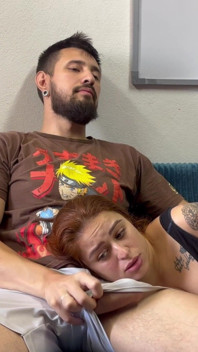 La Coinquilina Dai Capelli Rossi Succhia Silenziosamente in Grembo E Si Svuota Sperma Densa Sul Viso