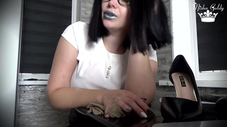 Goddess Misha Goldy: Renifle mes pieds en nylon, petite tapette !