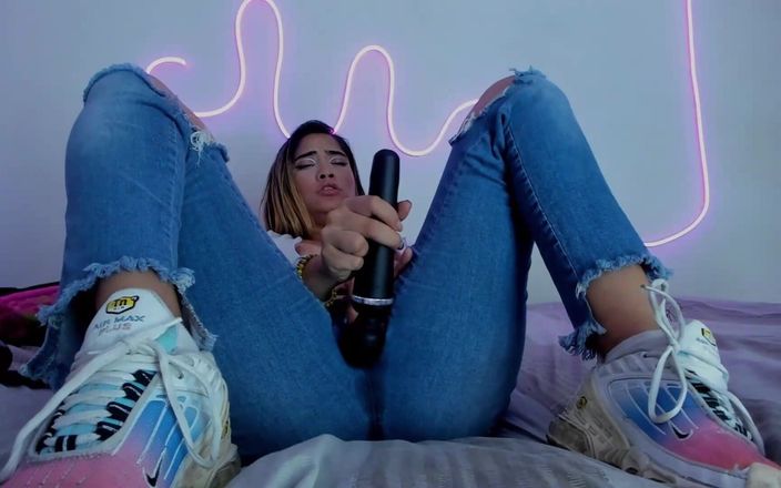 ScarlettKent: Сексуальная блондинка испытывает удивительный оргазм с ее вибратором и сквиртует в ее синих джинсах
