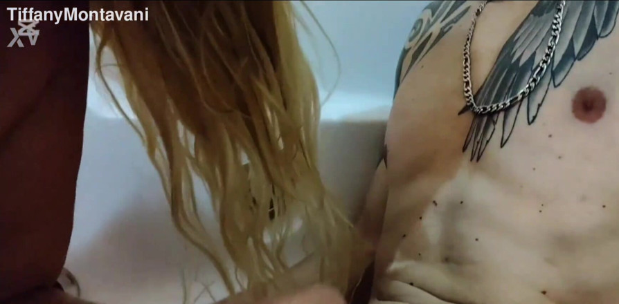 Tiffany Montavani: Tiffany Montavani nella vasca da bagno con un giovane mentre...