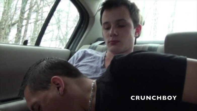 Crunch Boy: Theo mengongkek kawan baiknya di dalam kereta dalam pameran