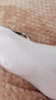 Vibrátor v punčochách.