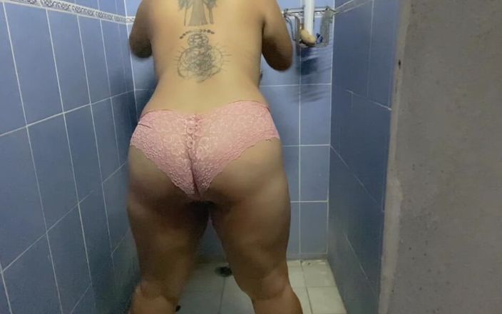 Allison-Nopor: La abuela se filma en la ducha y abre su...