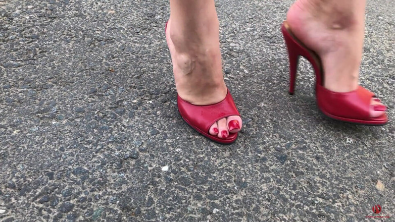 Goddess Lena: Pissed while walking