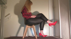 MisS Angel: Celana dalam kulit dan sepatu hak tinggi merah.