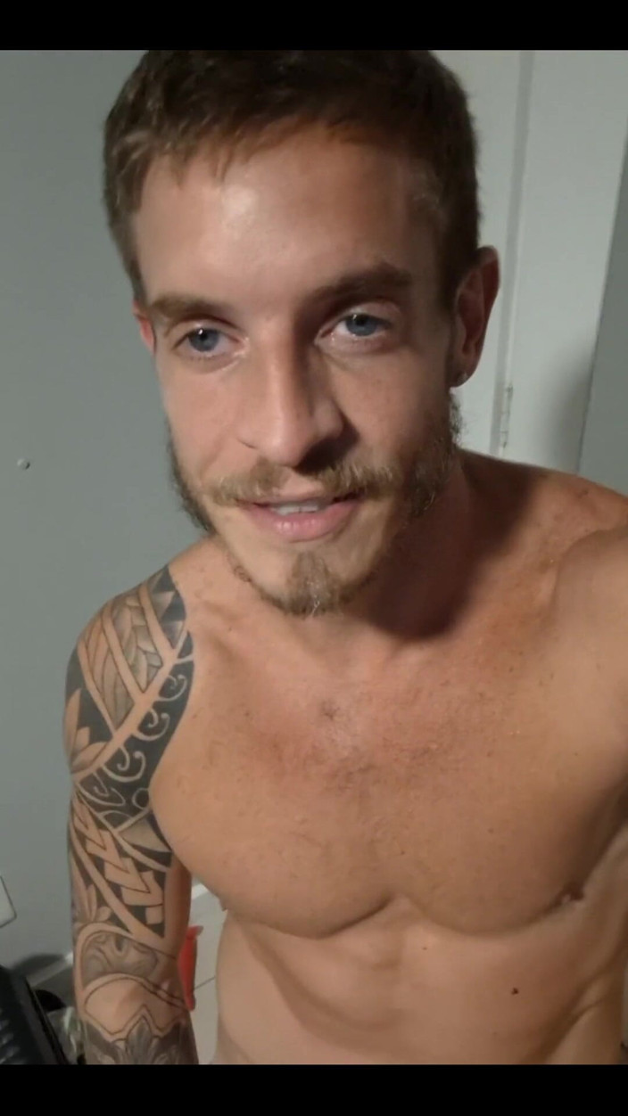 Dave Wikkinson: Estoy de vuelta! ¡Videos personalizados o videollamadas disponibles!