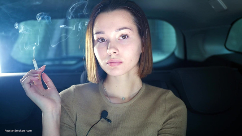 Russian Smokers: Sexy russisches schätzchen raucht zigarette in natürlicher einstellung