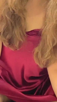 Üvey annemin büyük göğüslerini tokatlıyor büyük göğüslerini sıkıyor ve göğüslerine bastırıyor