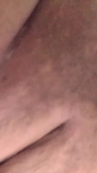 Eccitato, mi infilo la figa stretta