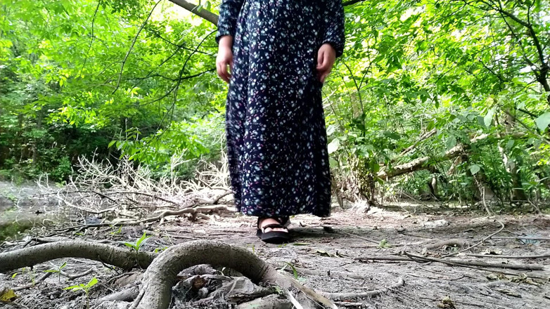 Elena: Ateşli orta yaşlı seksi kadın açık havada tekrar işiyor