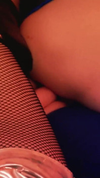 Seduta in faccia e scopata strap-on per una MILF pelosa formosa. Arya Grander e Kisica.