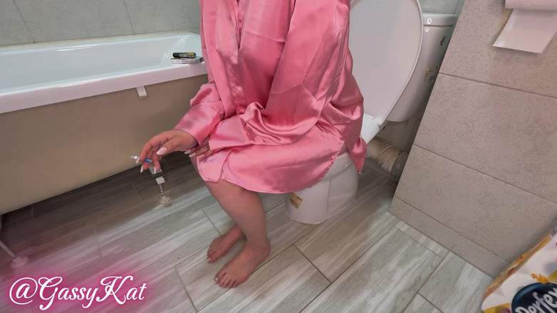 GassyKat: 喫煙女神の大声のトイレのおなら