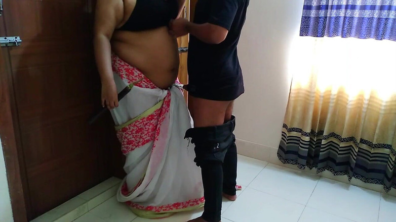 Aria Mia: Makcik seksi Gujarati berkongkek dengan mainan seks semasa menonton jiran...