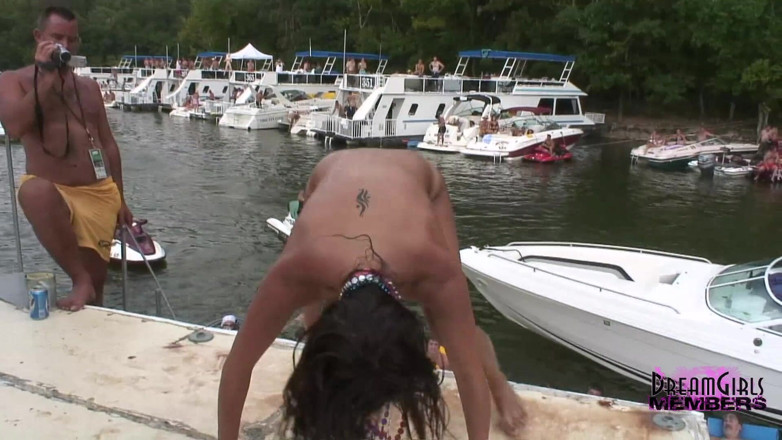 Dream Girls: Parti coeds panas berbogel di tasik Ozarks
