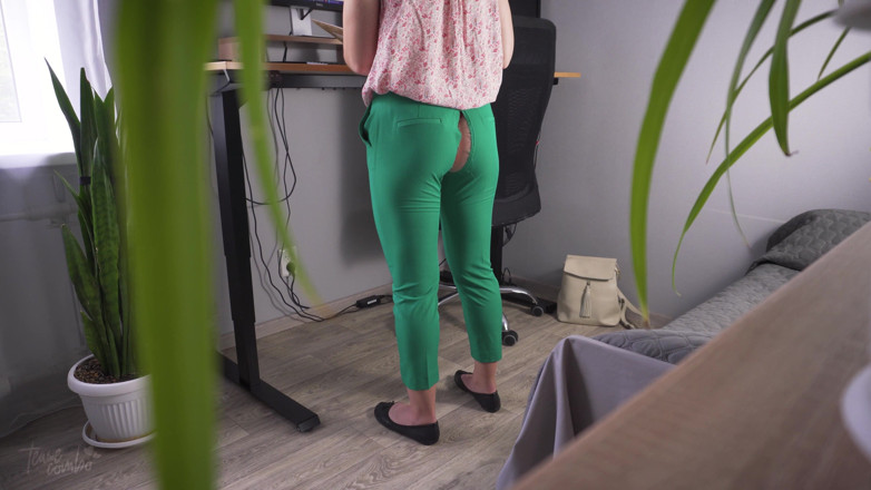 Teasecombo 4K: Je regarde une collègue sexy dans un pantalon déchiré