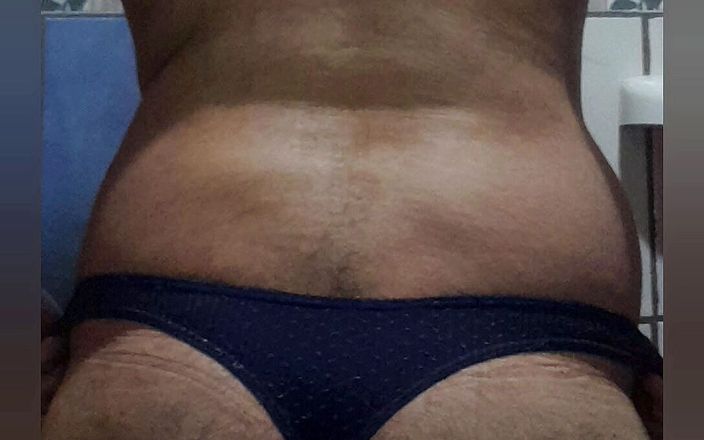 Sexy man underwear: 使用性感丁字裤和jummy cummy在浴缸里玩得很开心