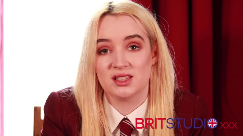 Brit Studio: 18 anos, universitária britânica provocando e mostrando joi