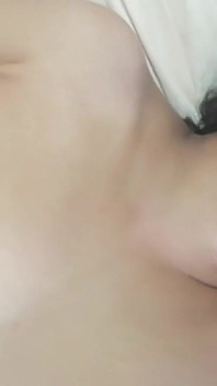 아일랜드 모텔에서 휴가를 즐기는 3부 인도 여성 호텔 직원을 유혹하고 그는 인정사정 없이 젊은 섹스를 했어