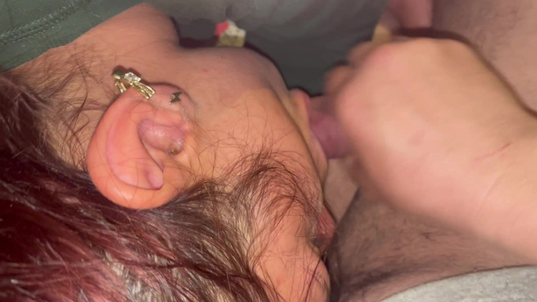 Ionut899: 继父为了让你离开而快速抽插我的嘴巴