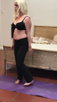 Irriterande styvbror kommer i min fitta medan jag yoga