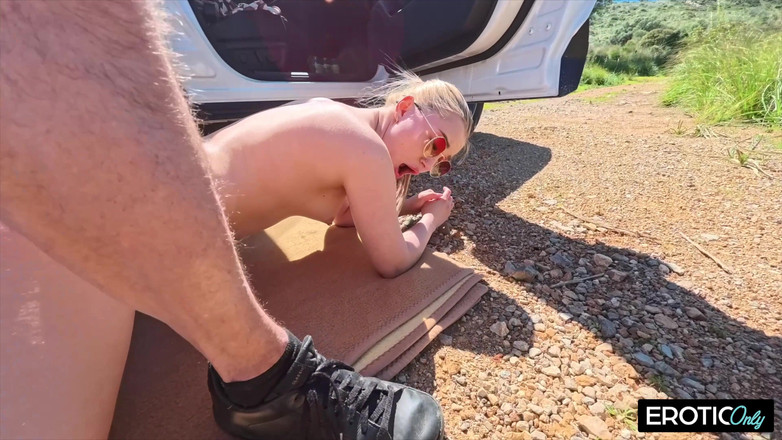 EroticOnlyClips: Mladá Blondie V Prdeli Tvrdě Venku, Kouření A Polykání