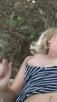 Meine geile milf kann nicht widerstehen, meinen harten schwanz lutschen zu wollen und mich ihre heiße rasierte muschi ficken zu lassen