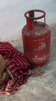 Pados Wali Bhabhi Ko Gas Cylinder Lagane Ke Bahane Ghar Me Ghodi Banaa K Choda Aur Sadka Muh Pe Nikaal Diya