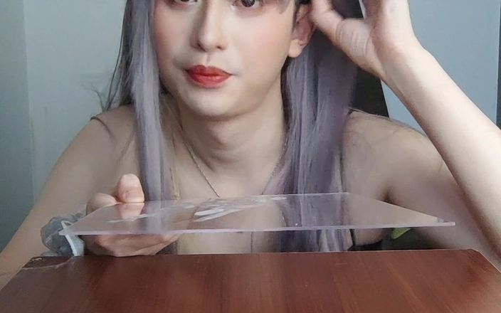 LolaCD: S003 - Femboy goza em acrílico e come 1 completo