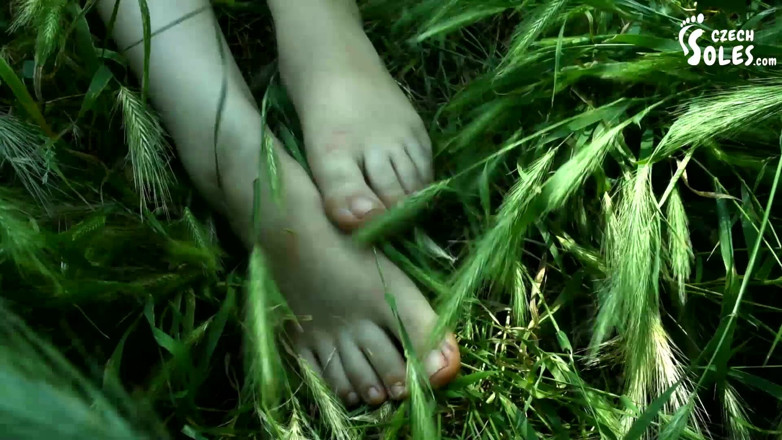 Czech Soles - foot fetish content: Jalan kaki tanpa alas kaki dan kaki kotor Anna!