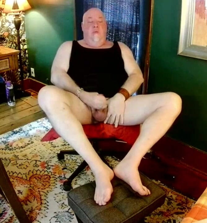beardaddychub: Bearstepdaddychub Jerks and Talks off Hot Fan!