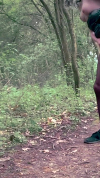Caminar con masturbación anal cerca del lago en el parque