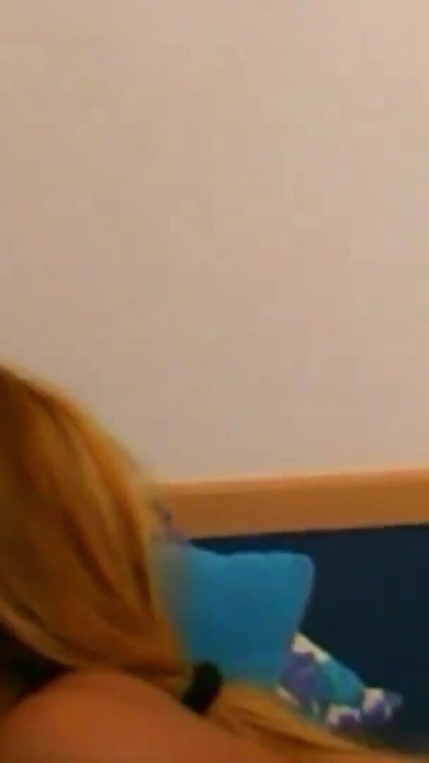 Amici trans scopano sul letto (TGIRL ROOM) Trans Friends Fuck on the Bed (TGIRL ROOM)