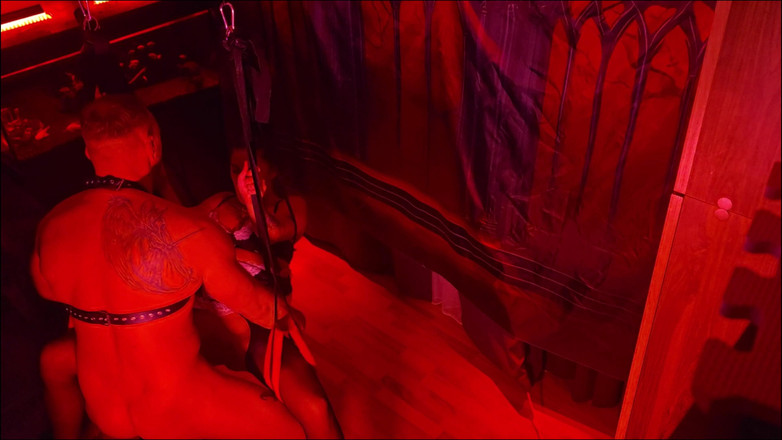 Relaxsextime: Pareja se balancea en un columpio