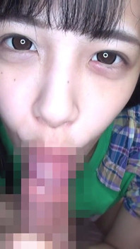 Legal!? O fată drăguță cu dinți canini proeminenți face un avans sexy!