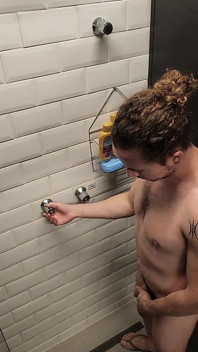 Solo meando en el gimnasio el piso