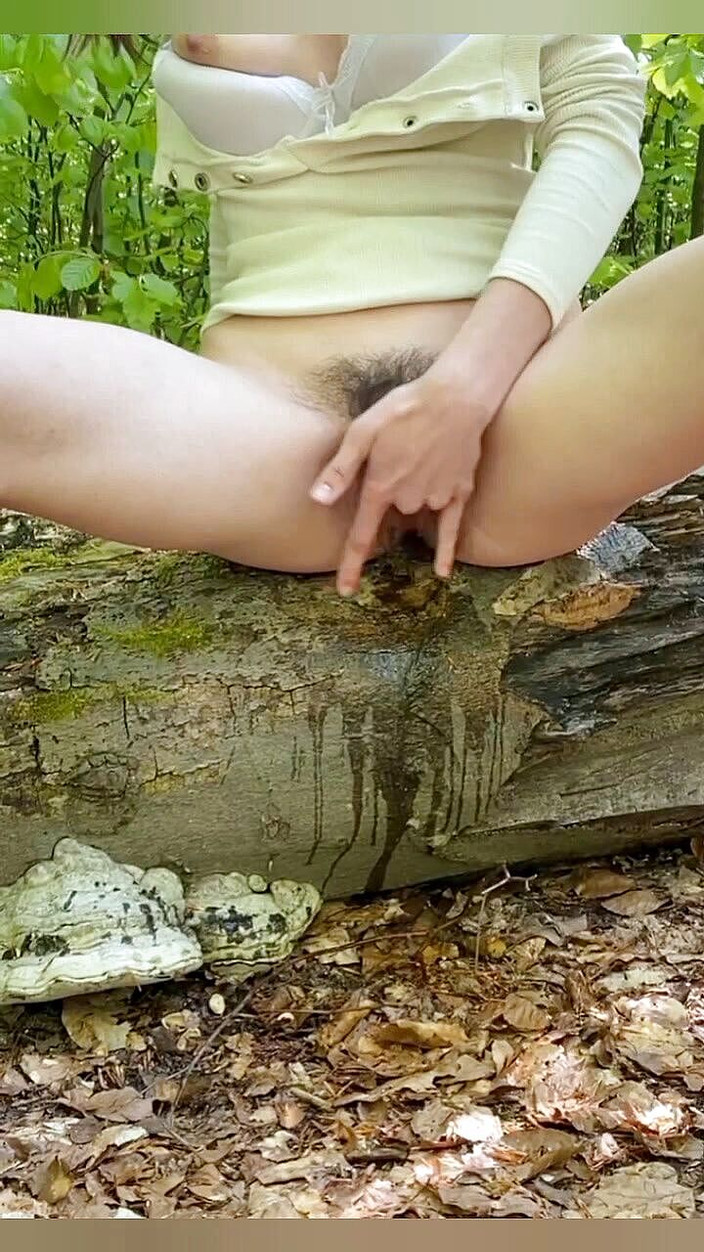 Hot_dirty_couple: Mladá kráska stříká v lese