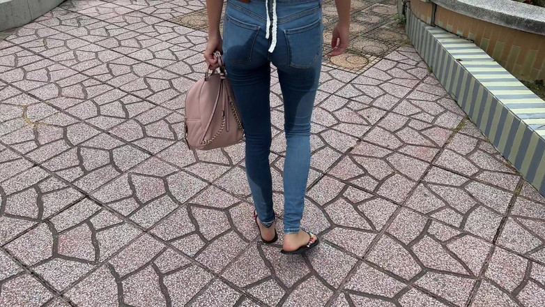 Katty West: Jeans mojados en público en parque cerca de la playa