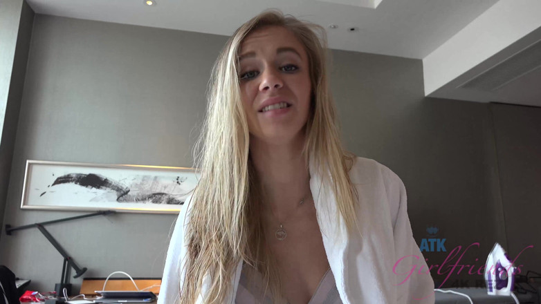ATK Fans (Girlfriends): A mão suave de Rachel agarra seu pau e puxa-o...