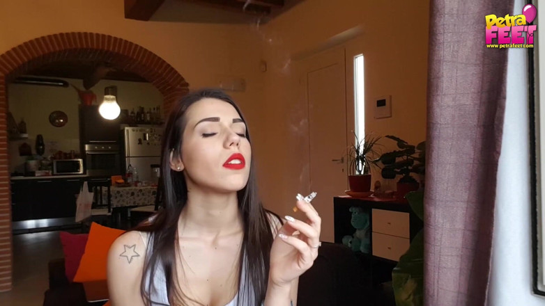 Smokin Fetish: Приваблива італійська красуня Петра любить сигари