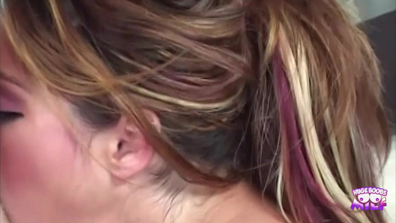 Huge Boobs MILF: Questa sventola è orgogliosa delle sue abilità di squirting e ama...