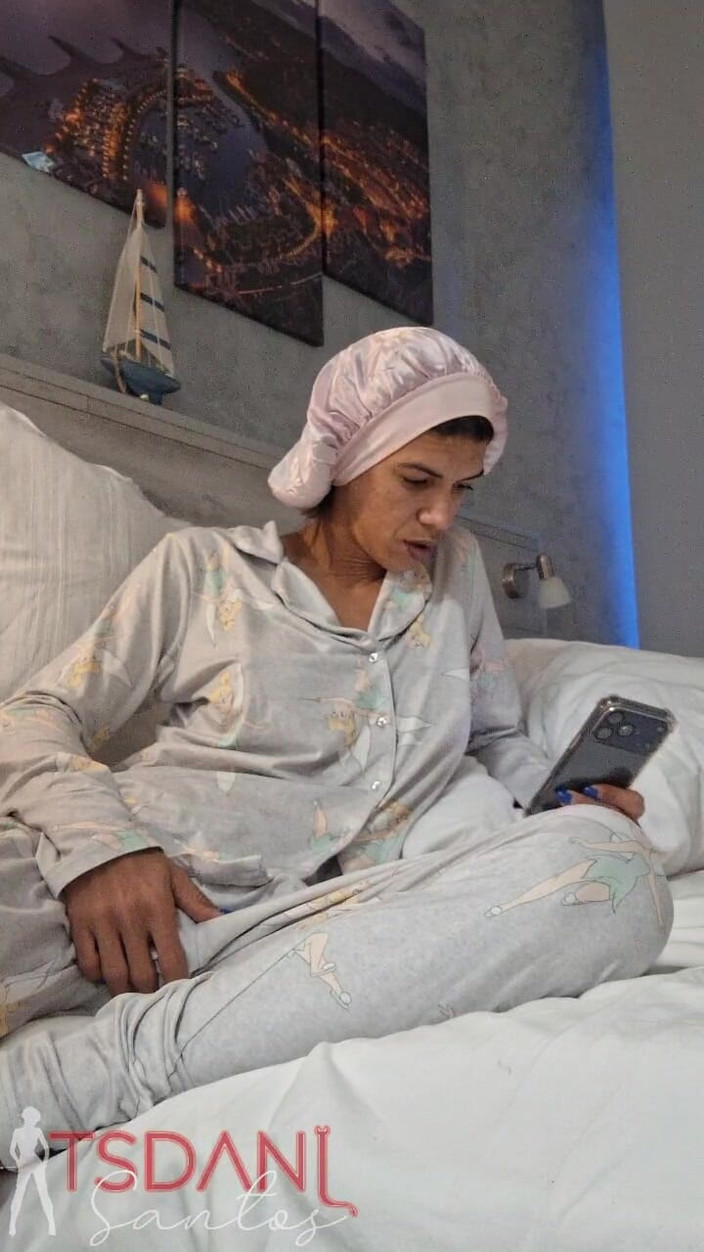 Tsdanisantos1: Doma dobré shemale ukazuje svůj penis